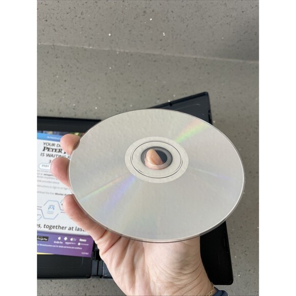 Peter Rabbit (DVD, 2018) Rose Byrne, Domhnall Gleeson signed by James Corden - Picture 6 of 6